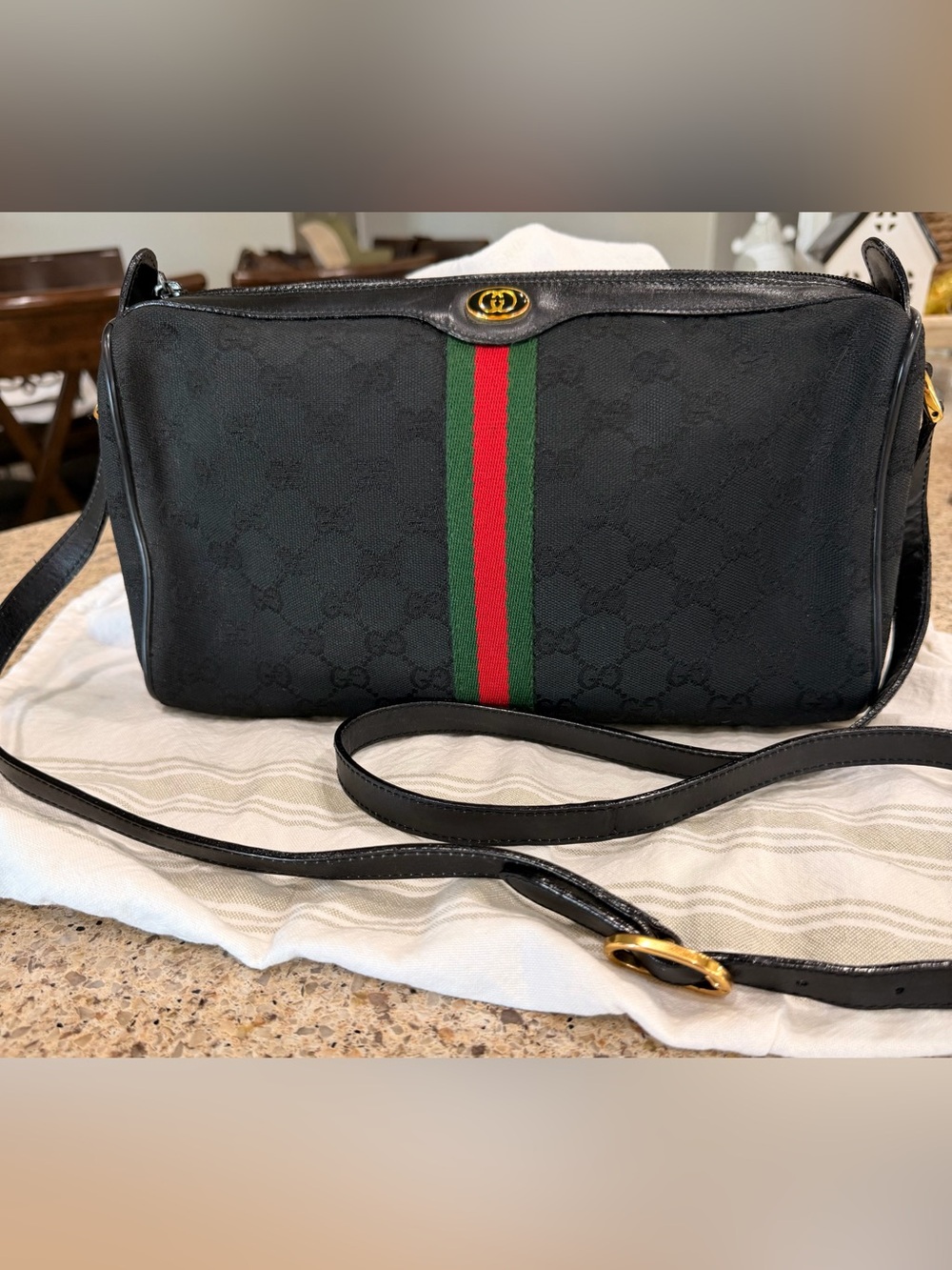 🔥🔥VINTAGE BLACK GUCCI GG
SHERRY LINE SHOULDER
BAG/ CROSSBODY (GUC)🔥🔥